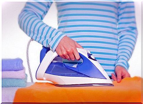 Use cornstarch to iron clothes