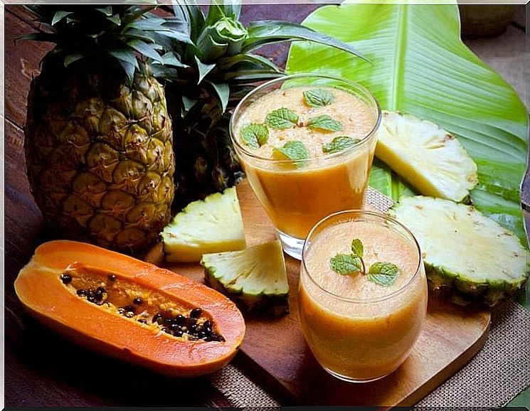 Papaya and pineapple smoothie