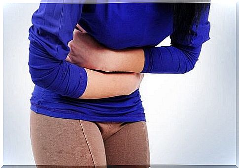 Woman stands in front of the bent and stays for the abdominal region