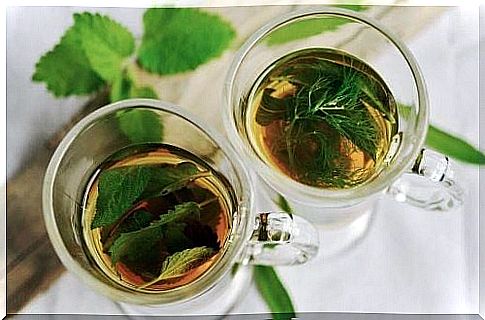 Two cups of tea - tea against air in the stomach