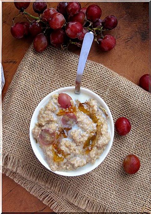 A delicious bowl of oatmeal before bedtime is all you need to sleep well.