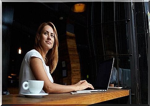 Woman sitting at a computer - a strong personality