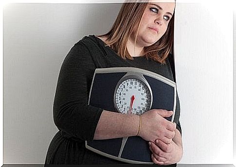 Woman with a bathroom scale - Dukankuren can help