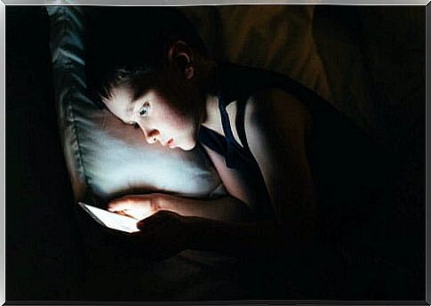 Child uses telephone in bed at night even though it may cause dark circles under the eyes of children