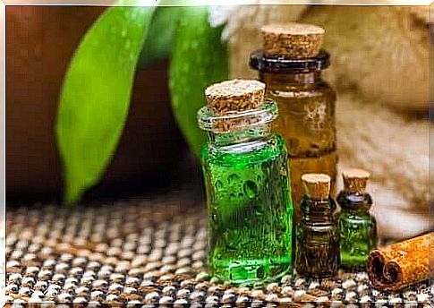 Tea tree oil showed antifungal activity in some studies, and may therefore be a treatment option