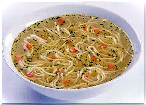 It is easy to make noodle soup like this yellow version