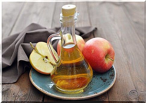 Apple cider vinegar and apples