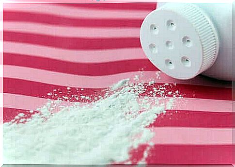 Talcum powder can be used to remove oil stains on clothes