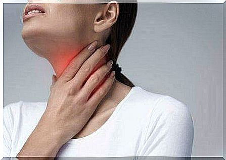 Woman wants to relieve the scratch in the throat