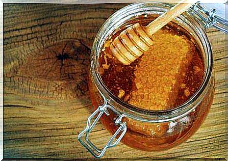 Honey - a means of relieving the itching of the throat