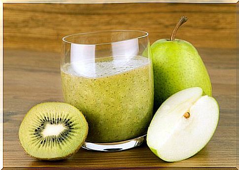 Smoothie with pears and kiwi