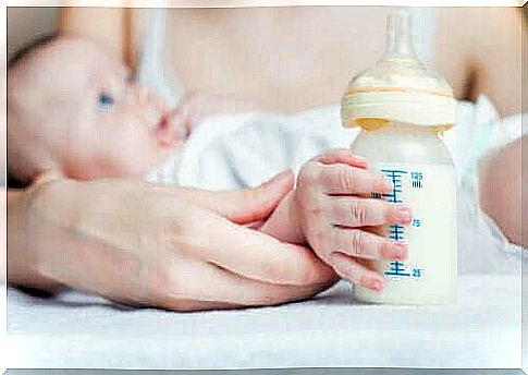 Baby with feeding bottle with proper feeding head to avoid flatulence