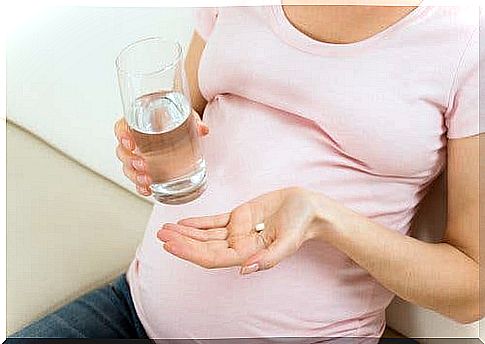 Pregnant woman with pill taking paracetamol during pregnancy