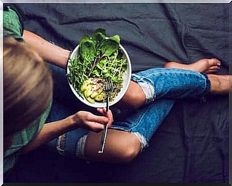 Diet plays a role against painful menstruation, which this woman with salad is aware of