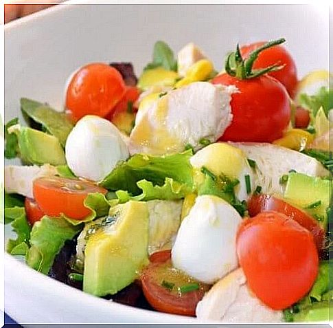 Prevent bloating and detoxify your body with this salad