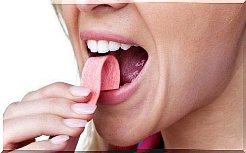 Woman eating chewing gum