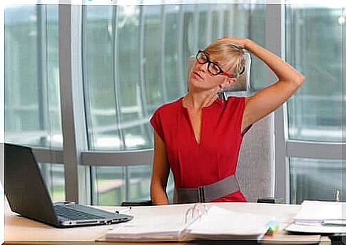 A woman in front of a screen stretches out to achieve good visual hygiene