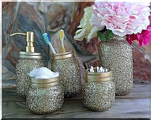 Jam jars for storage in the bathroom